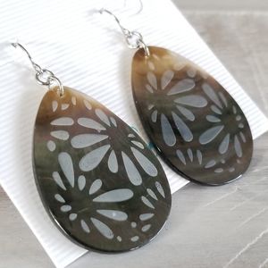 Premier Designs Shell Flower earrings